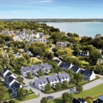 Vue aérienne du quartier résidentiel Le Clos des Dunes avec maisons neuves à vendre à Fouesnant Beg-Meil, proche de la mer